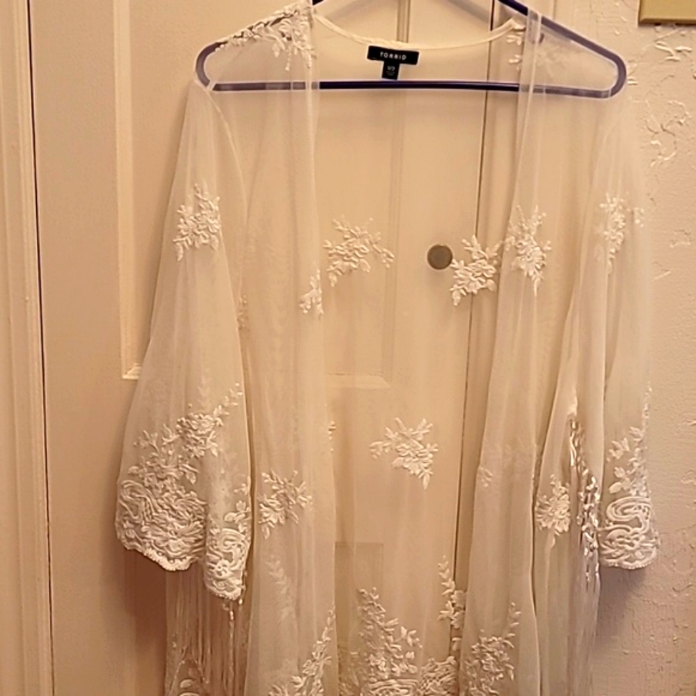 Torrid Creamy White Embroidered Lacey Frindged Kimmono